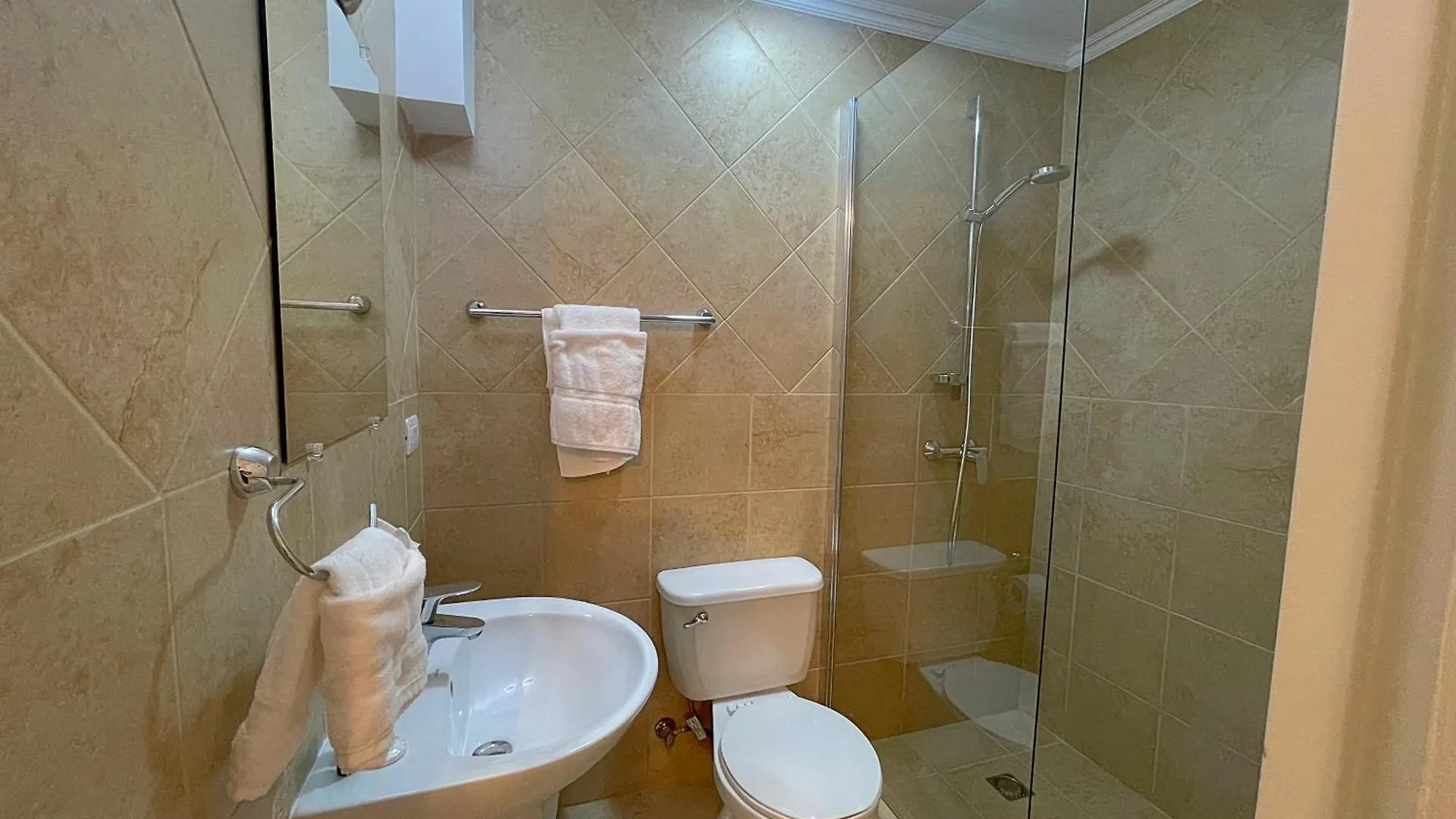 度假居 Diamante 242 St Town Home In Gold Coast 2 Bedrooms 3 Bath 3 Community Pools 棕榈滩
