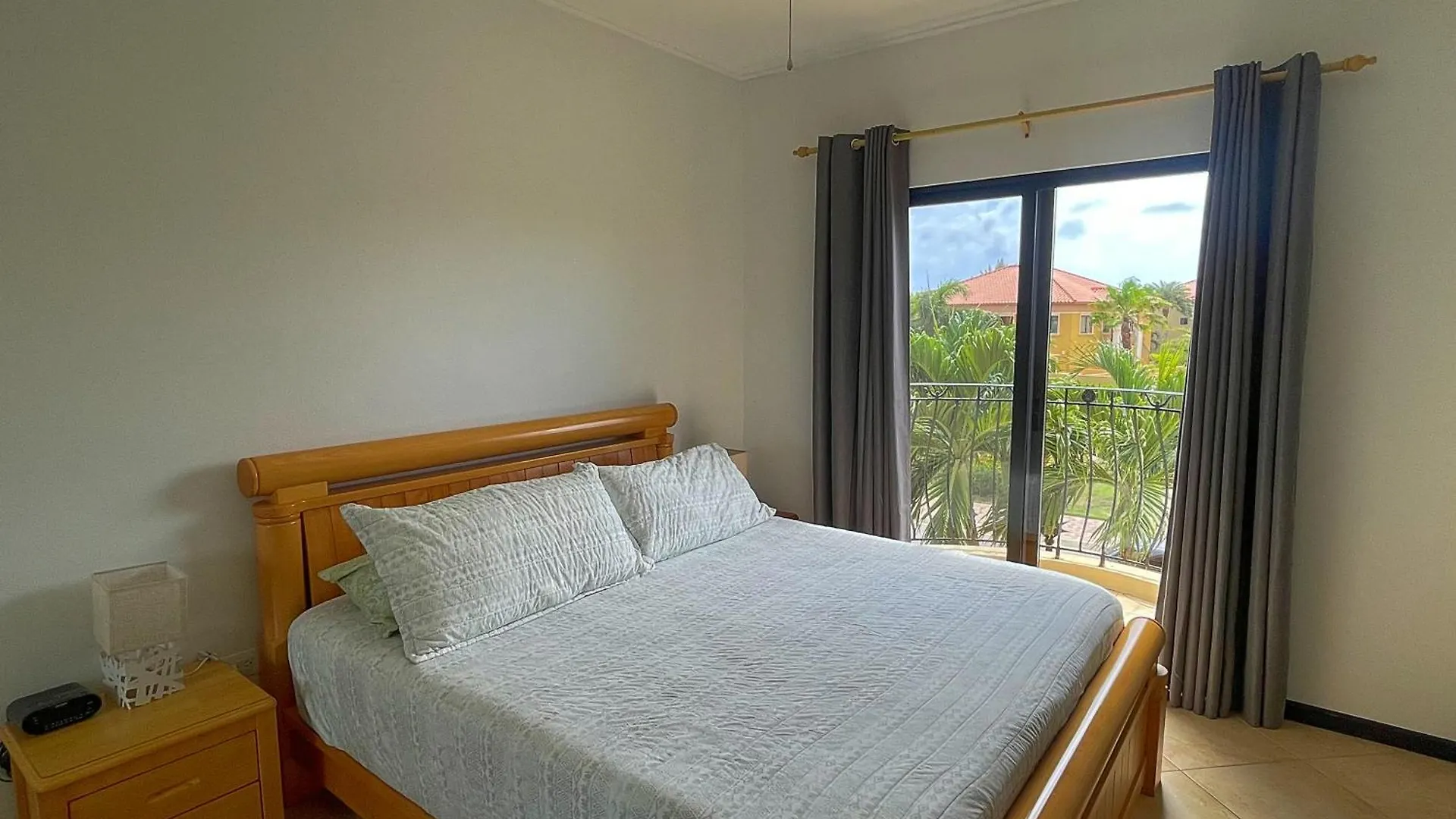 Diamante 242 St Town Home In Gold Coast 2 Bedrooms 3 Bath 3 Community Pools Palm Beach 0*,