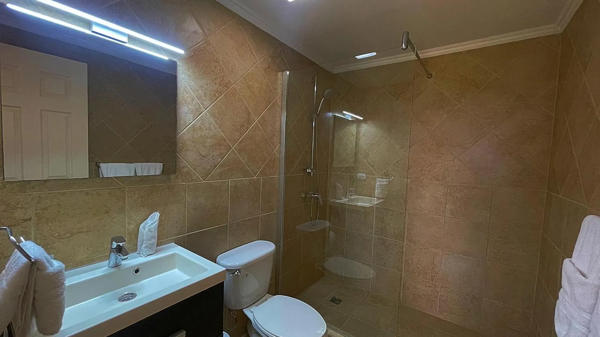 Diamante 242 St Town Home In Gold Coast 2 Bedrooms 3 Bath 3 Community Pools Palm Beach Holiday home